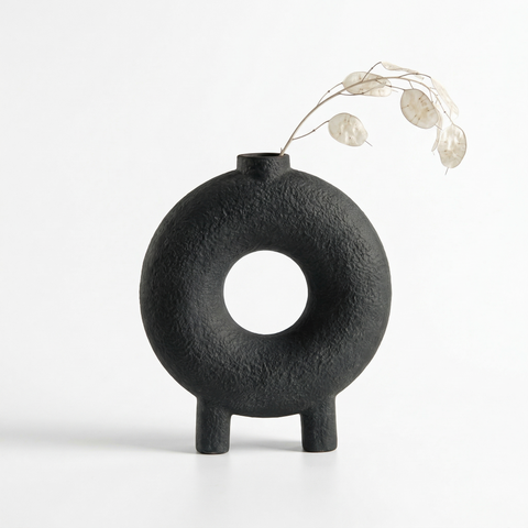現代幾何圓環花瓶｜粗獷黑陶質感 侘寂風空間裝飾 (38cm) C21F001L